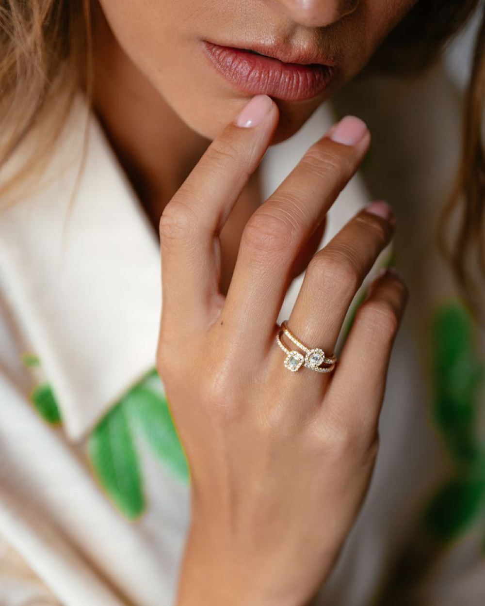 14-karaat-gouden-ring-met-rechthoekige-halo-gezet-met-diamanten-0-42-crt