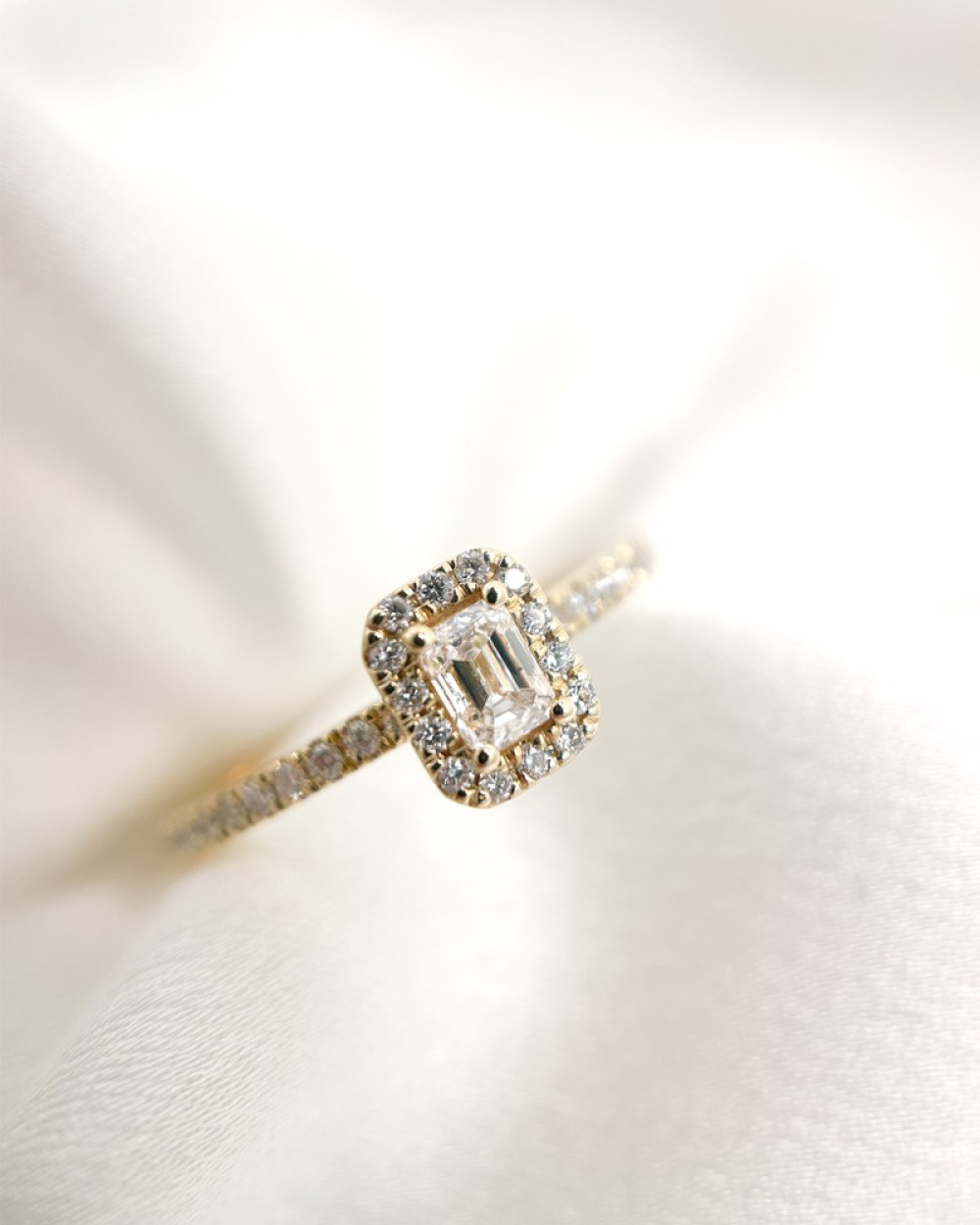 14-karaat-gouden-ring-met-rechthoekige-halo-gezet-met-diamanten-0-42-crt