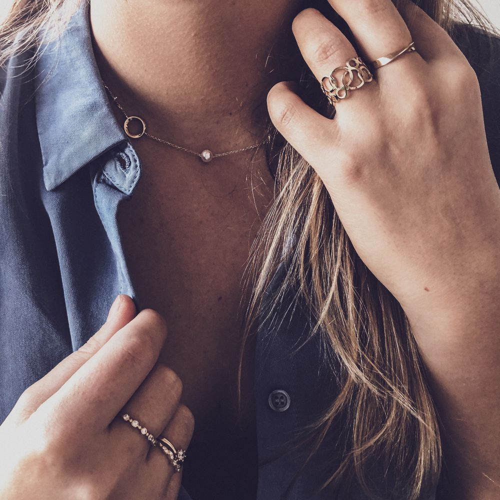 14-karaat-gouden-ring-met-vijf-zirkonia-s-in-kastzetting