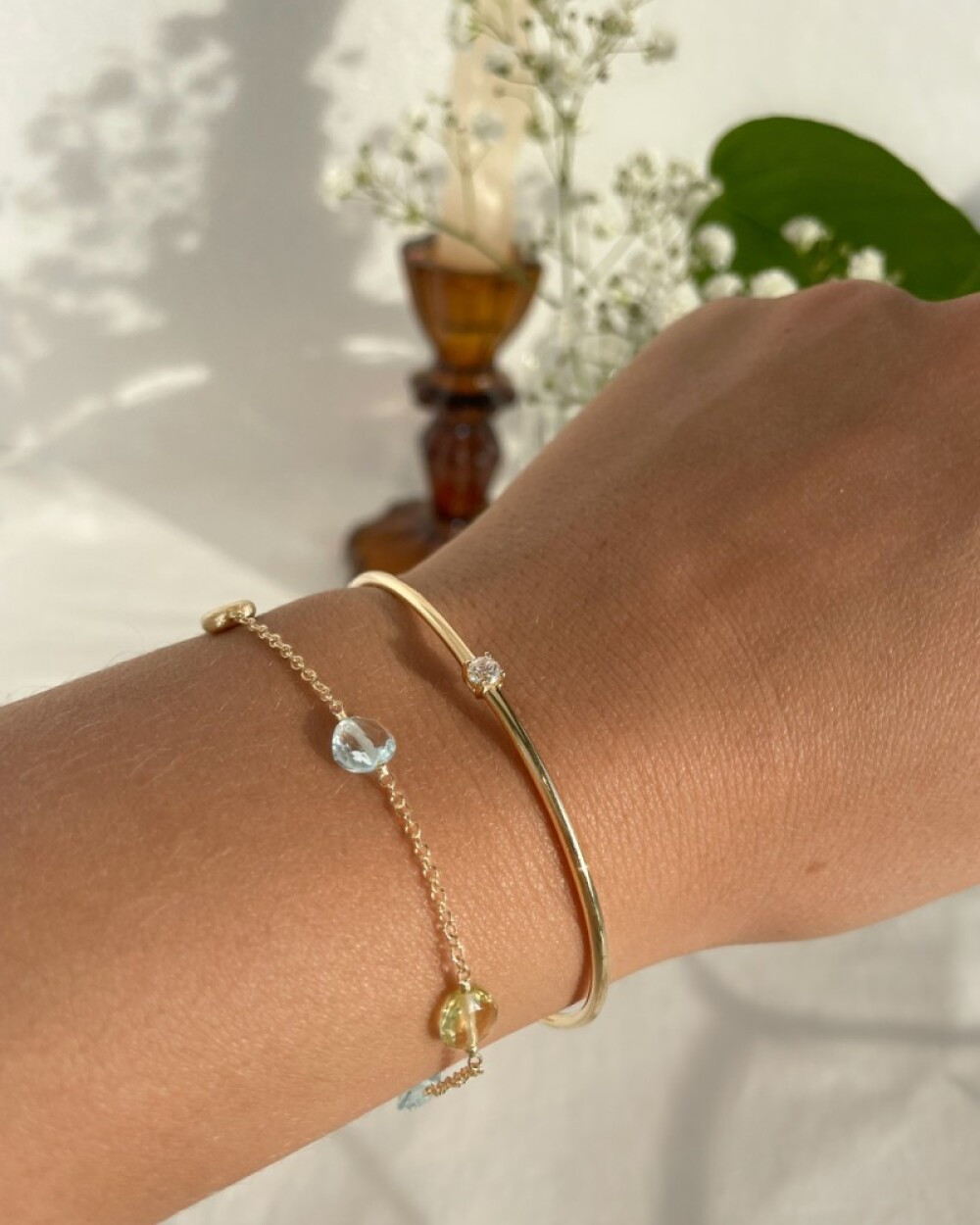 14-karaat-gouden-schakelarmband-met-gematteerd-hartje-en-blauwe-en-gele-edelstenen-lengte-19-cm