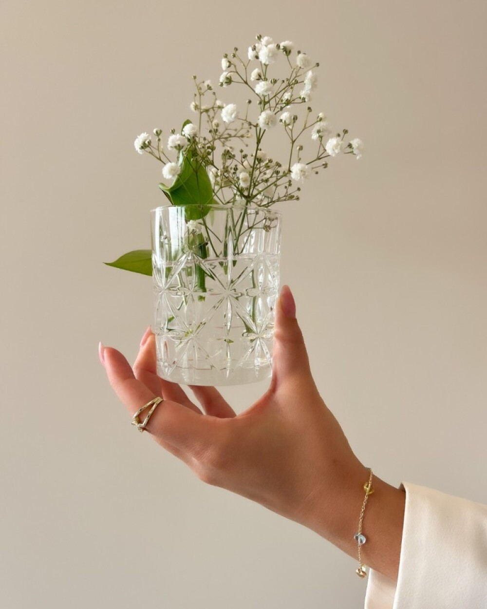 14-karaat-gouden-schakelarmband-met-gematteerd-hartje-en-blauwe-en-gele-edelstenen-lengte-19-cm