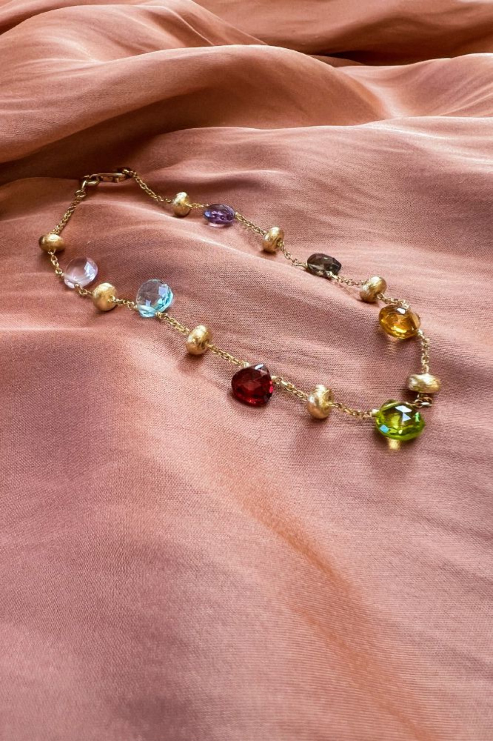 14-karaat-gouden-schakelarmband-met-kleurrijke-edelstenen-en-ronde-hanger