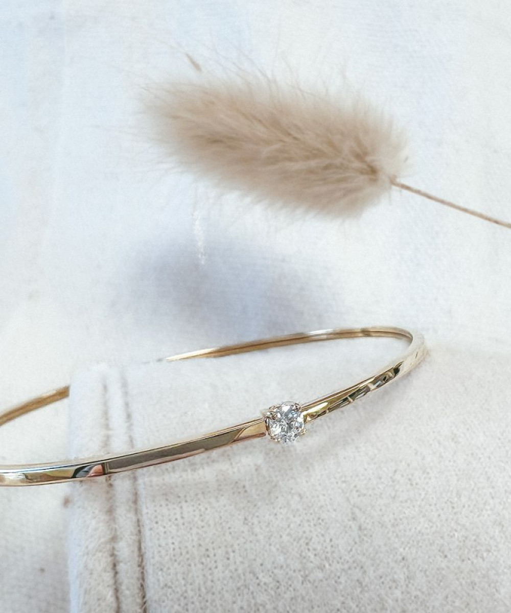 14-karaat-gouden-slavenarmband-met-transparante-zirkonia-in-het-midden-diameter-59-mm