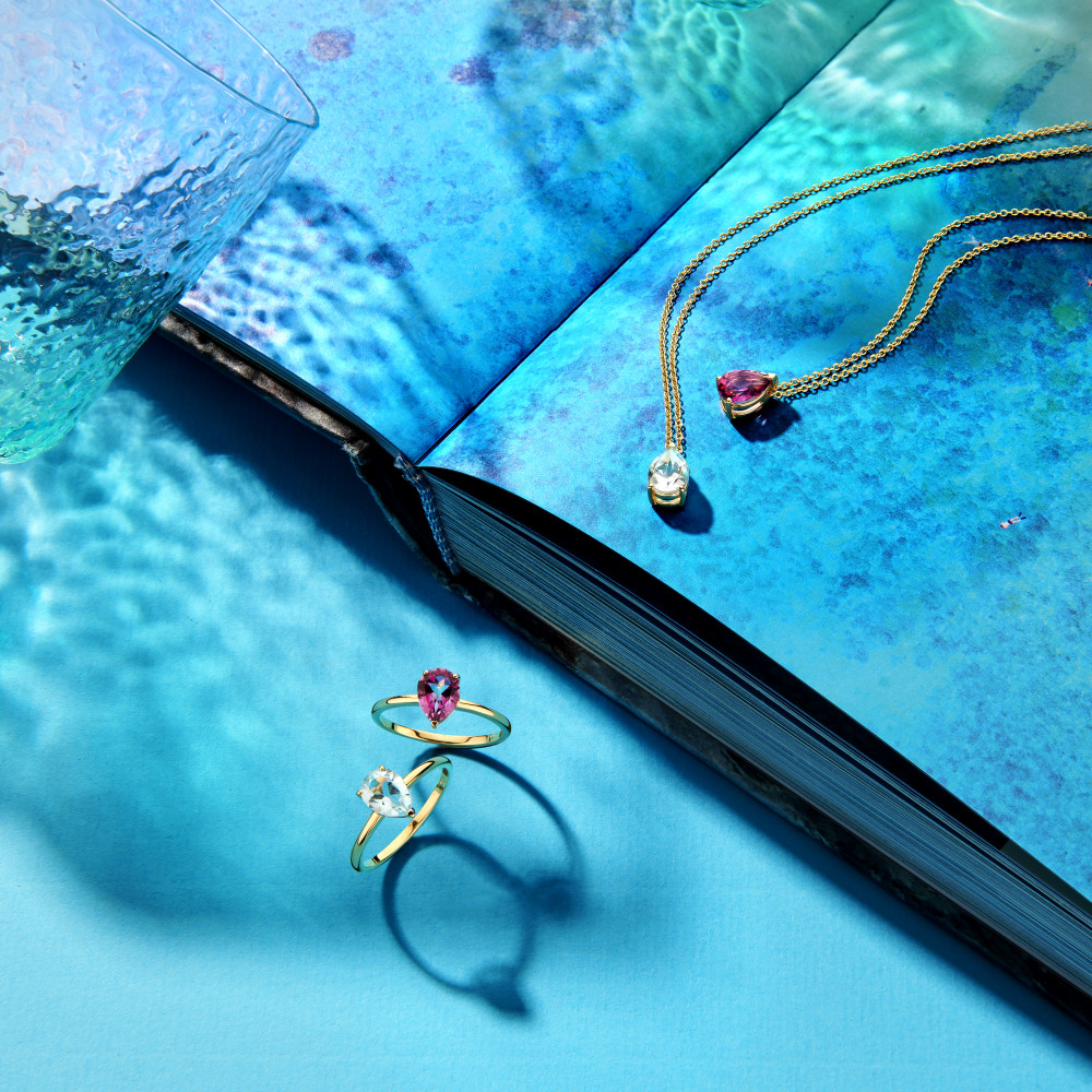 14-karaat-gouden-smalle-solitair-ring-met-druppelvormige-blauwe-topaas
