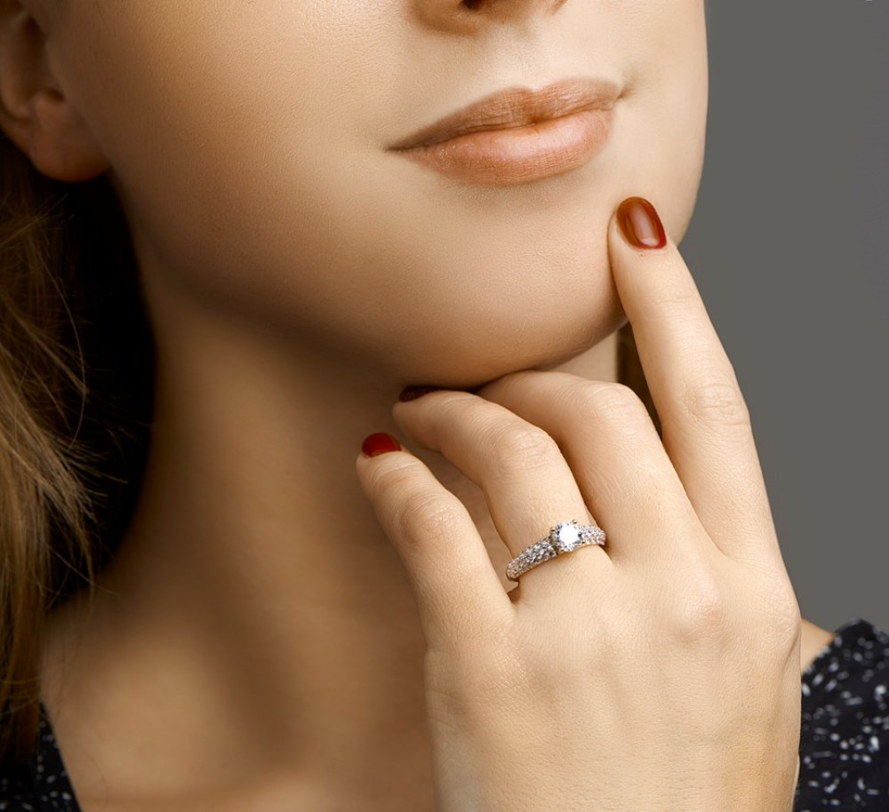 14-karaat-gouden-solitair-ring-met-pave-gezette-zirkonia