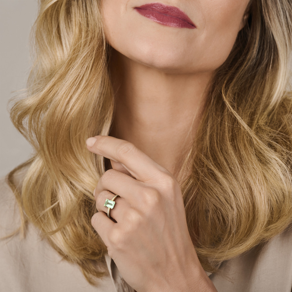 14-karaat-gouden-solitair-ring-met-rechthoekige-groene-amethist-en-diamanten