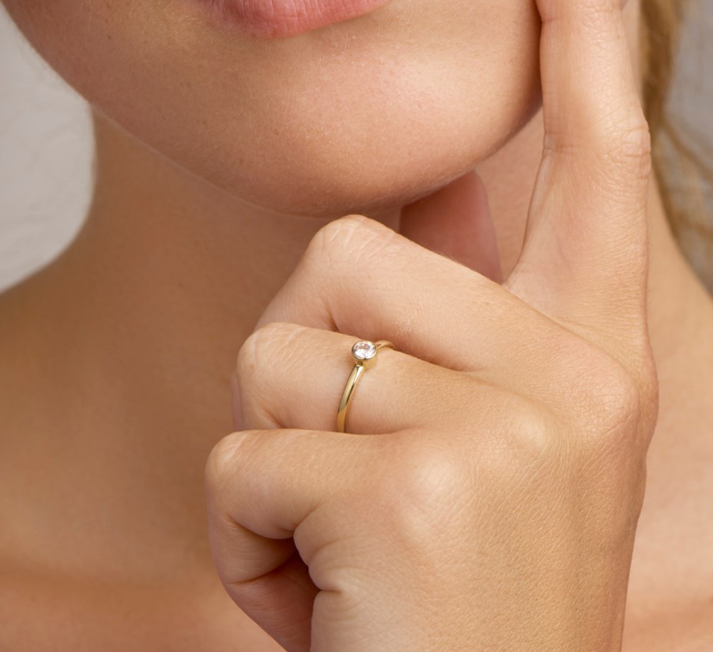 14-karaat-gouden-solitair-ring-met-zirkonia-in-bezel-setting