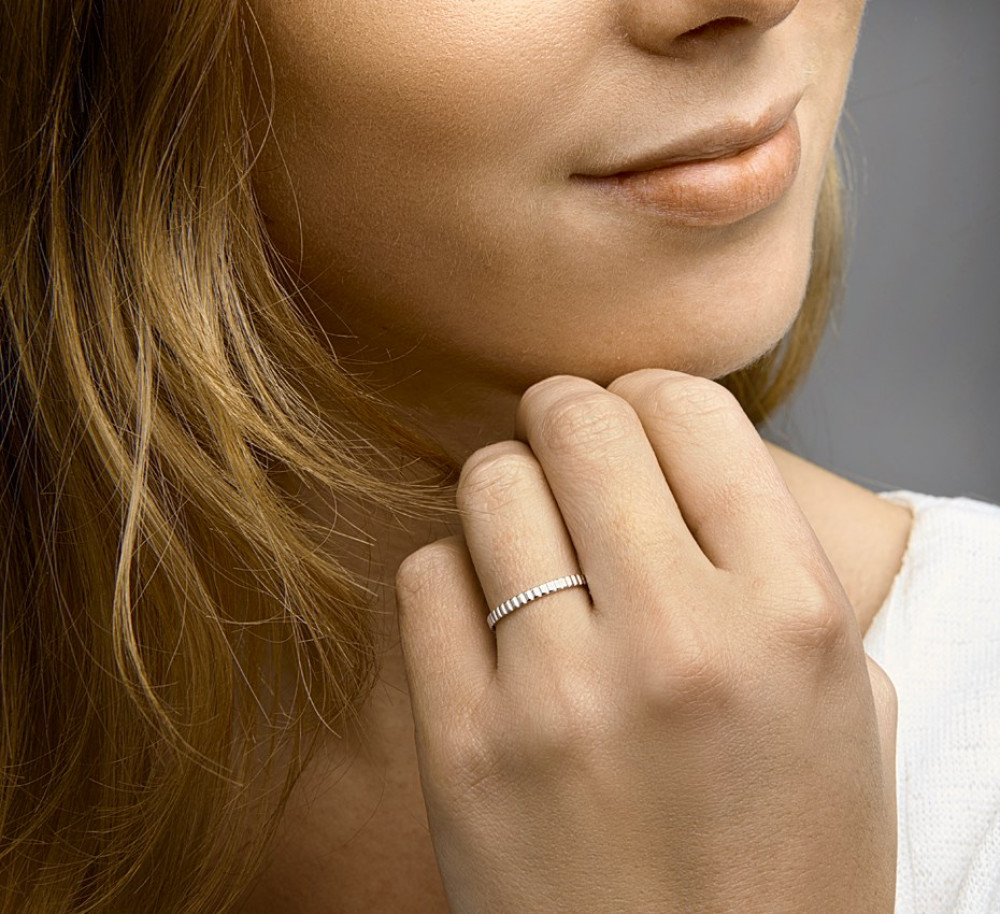 14-karaat-witgouden-aanschuifring-met-ribbelpatroon