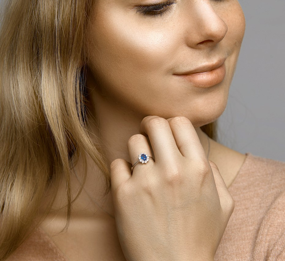 14k-witgouden-entourage-ring-met-blauwe-saffier-en-zirkonia