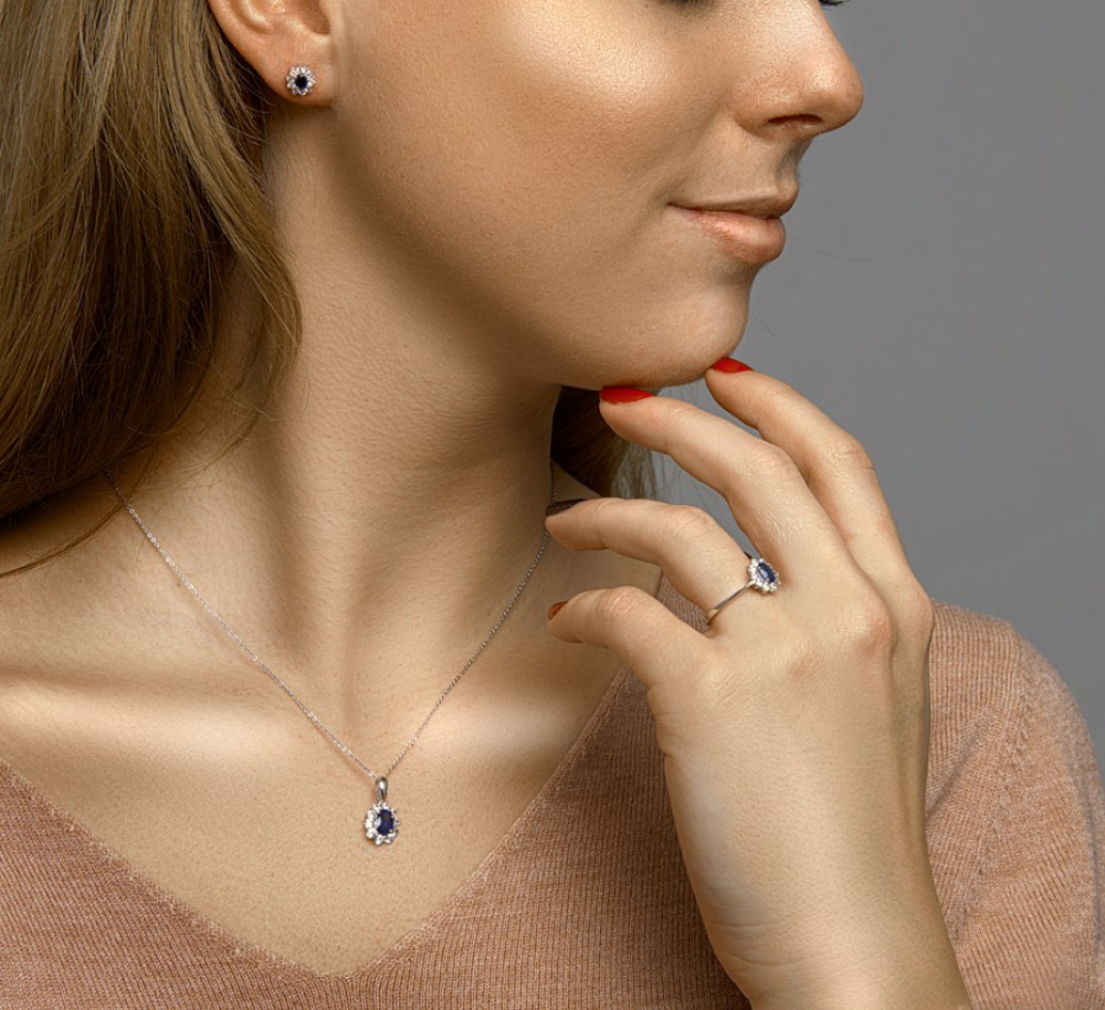 14k-witgouden-entourage-ring-met-blauwe-saffier-en-zirkonia