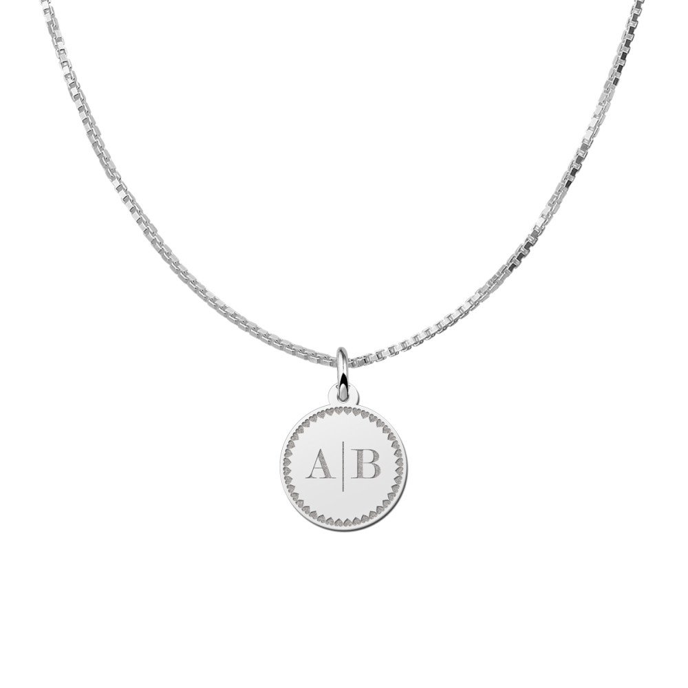 925-zilveren-ronde-hanger-met-initialen-en-een-hartjes-rand-diameter-15-mm