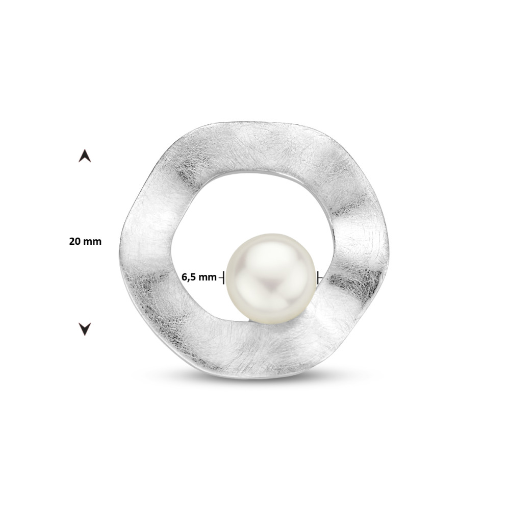abstracte-en-gescratchte-zilveren-hanger-met-witte-zoetwaterparel-diameter-20-mm