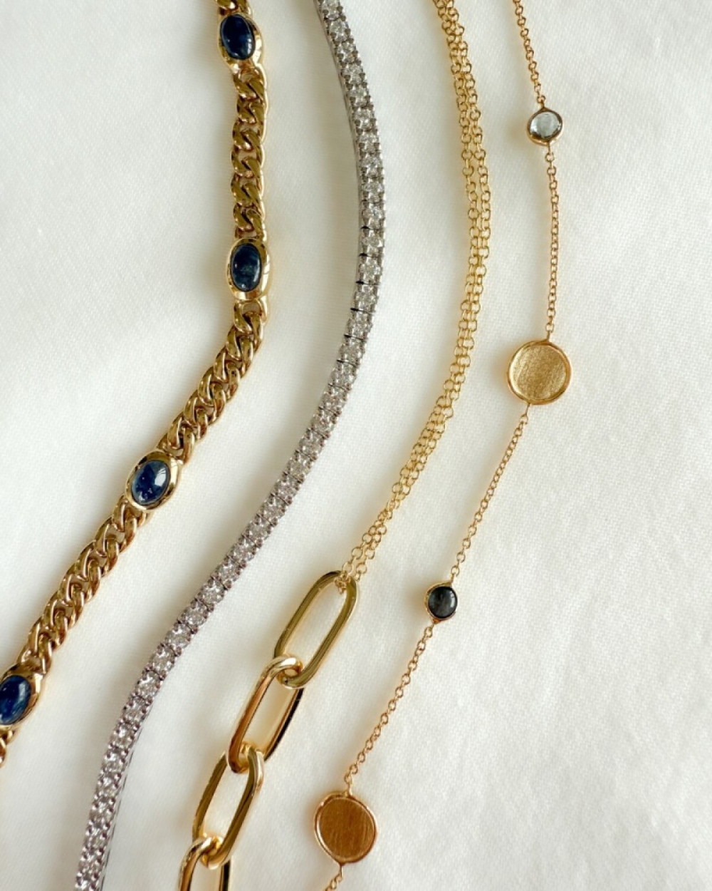 armband-blauwe-topaas-en-14-karaat-gouden-matte-rondjes-lengte-19-cm