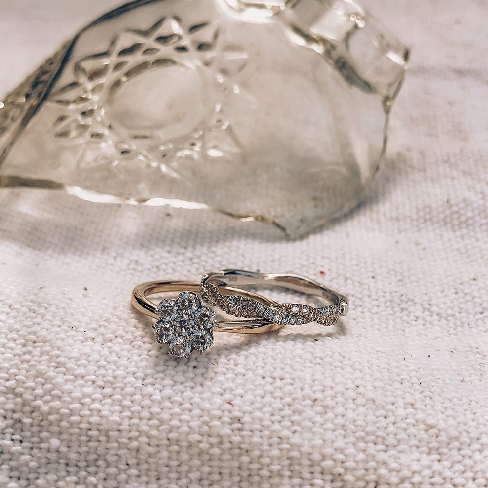 bicolor-14-karaat-gouden-entourage-ring-met-bloemvormig-diamantcluster