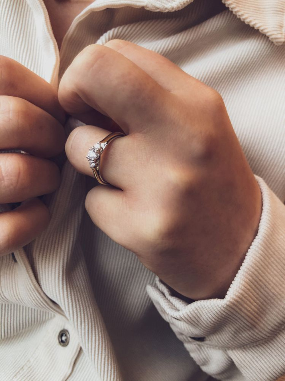 bicolor-14-karaat-gouden-ring-met-drie-diamanten-in-klassieke-ronde-vorm