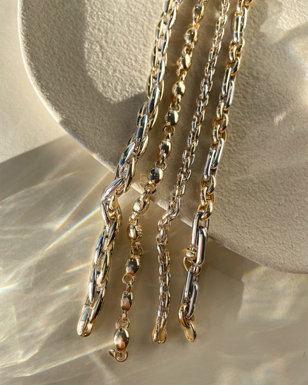 bicolor-14-karaat-schakelarmband-met-een-verbonden-gouden-en-witgouden-schakelband-lengte-19-cm