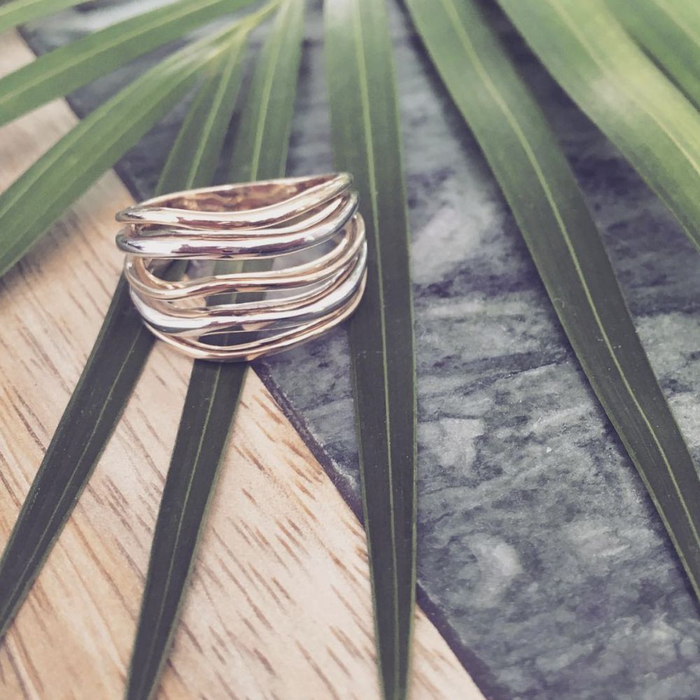 bicolor-crossover-ring-van-14-karaat-goud-en-witgoud-met-golvend-ontwerp