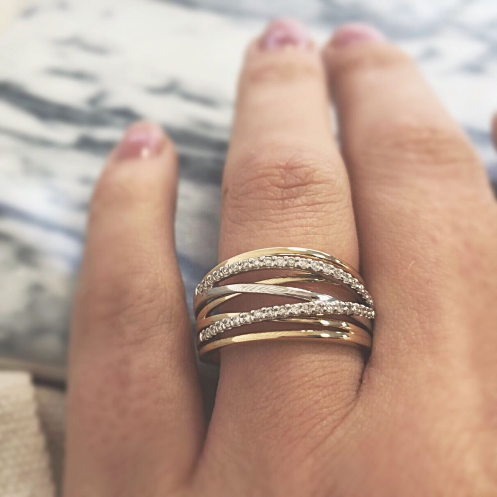 bicolor-crossoverring-van-14-karaat-goud-en-witgoud-met-pave-gezette-diamanten-0-27-crt