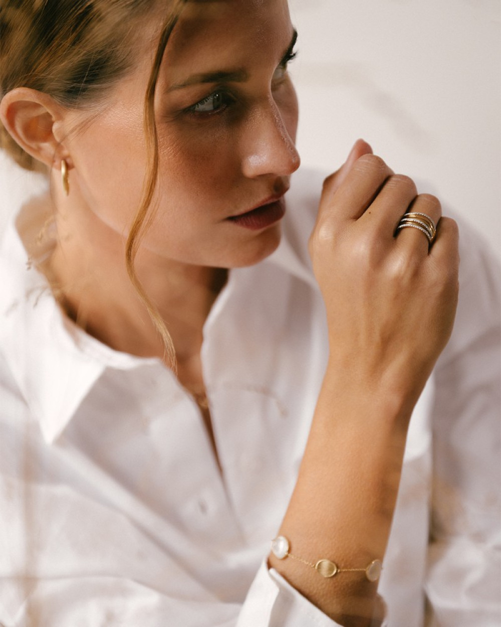 bicolor-ring-van-goud-en-witgoud-met-diamanten-0-52-crt-en-golvend-ontwerp-van-9-2-mm-breed