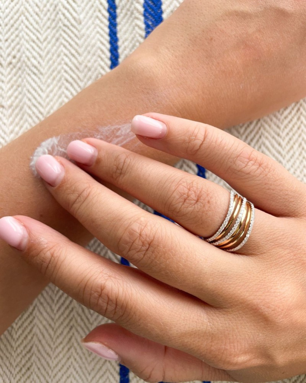 bicolor-ring-van-goud-en-witgoud-met-diamanten-0-52-crt-en-golvend-ontwerp-van-9-2-mm-breed