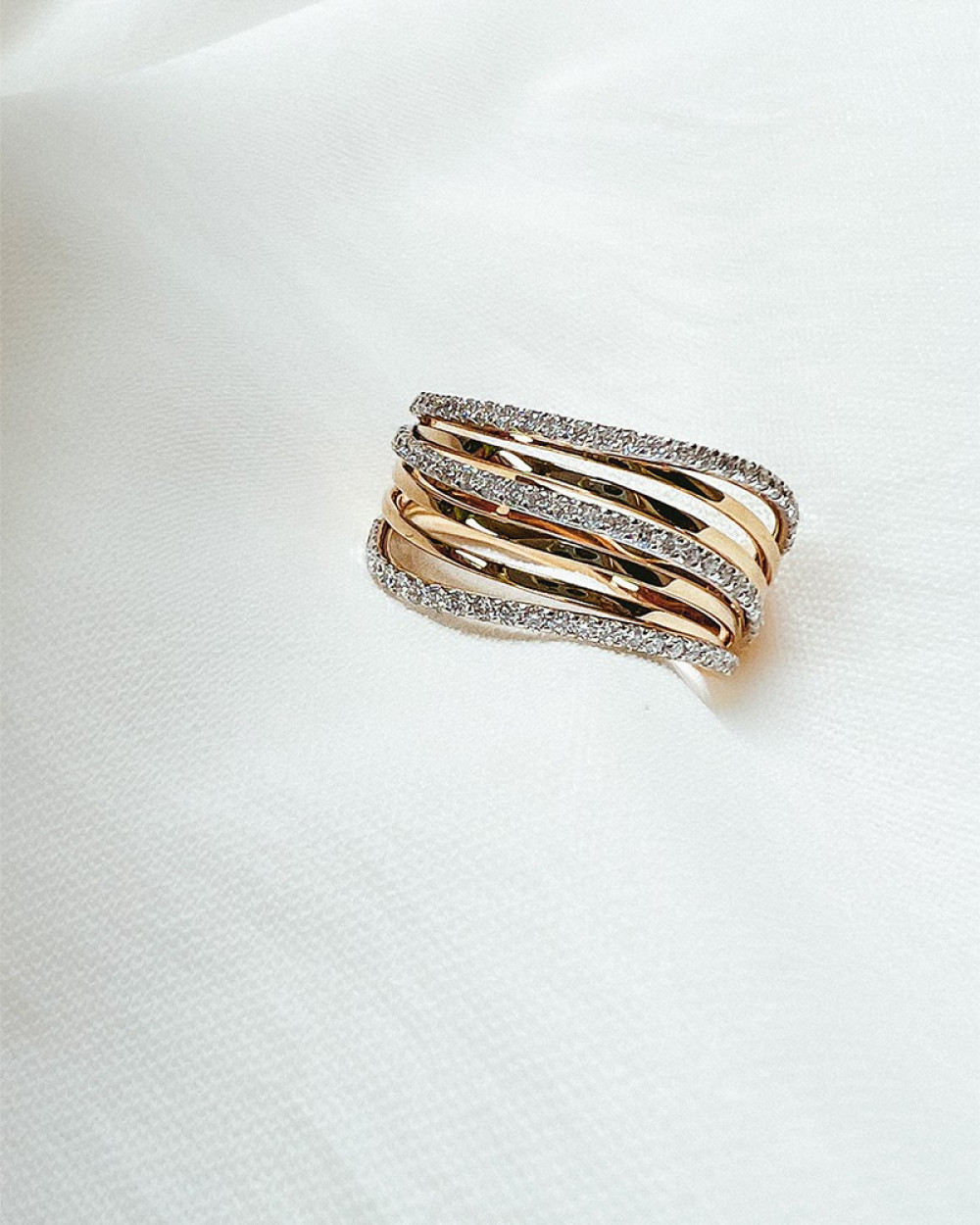 bicolor-ring-van-goud-en-witgoud-met-diamanten-0-52-crt-en-golvend-ontwerp-van-9-2-mm-breed