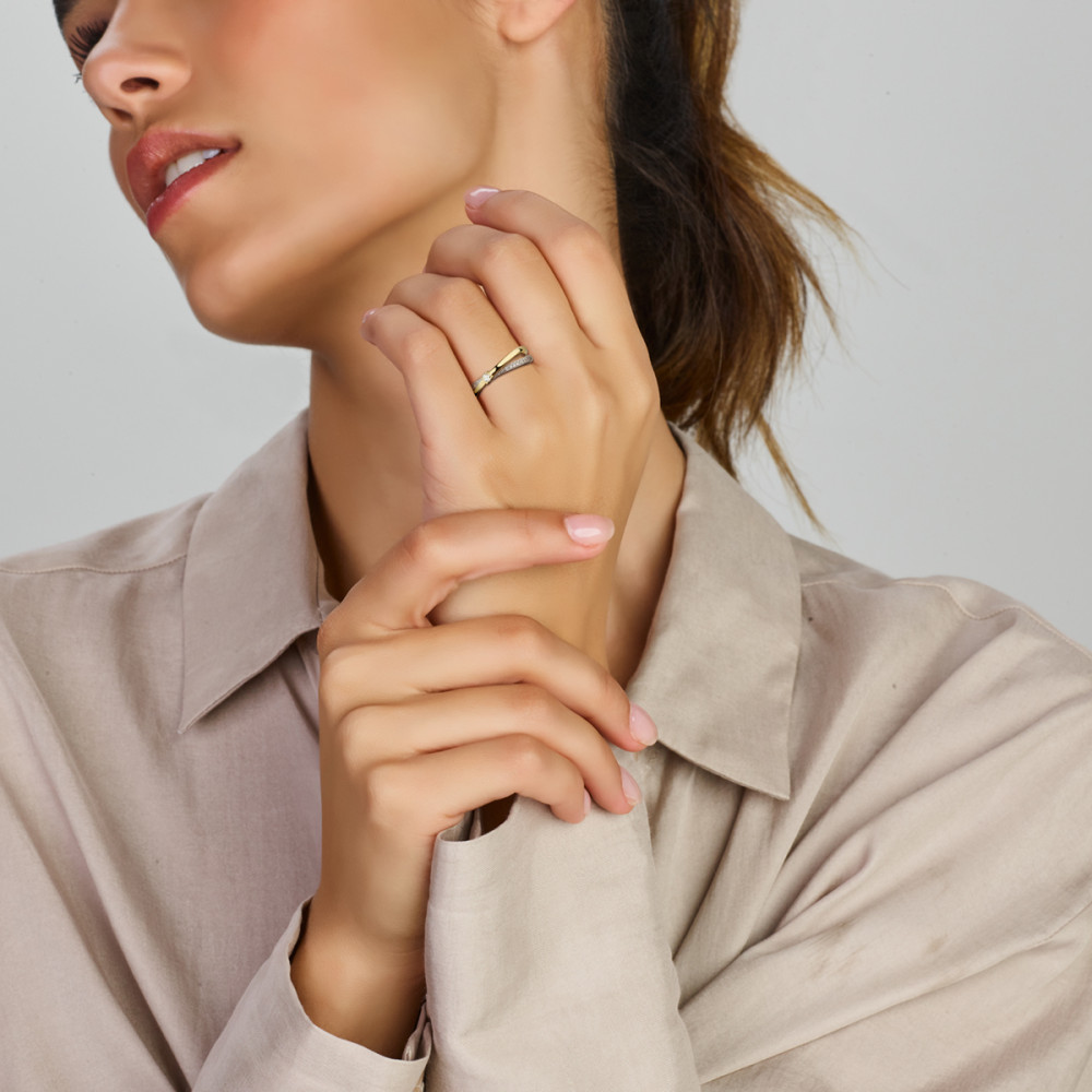 bicolor-solitair-ring-met-diamant-en-pave-zijstenen