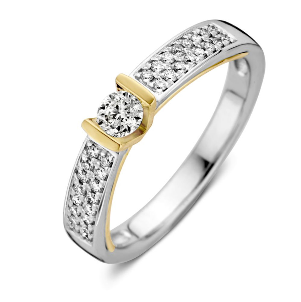bicolor-solitair-ring-met-pave-gezette-diamanten-en-v-zetting
