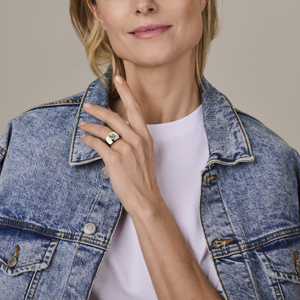 bicolor-zegelring-met-blauwe-topaas-en-gouden-omlijsting