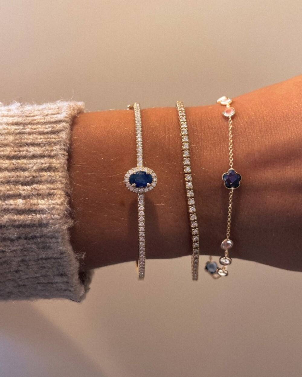 blauwe-saffier-bangle-van-goud-met-briljant-geslepen-diamanten-061-crt-diameter-60-mm