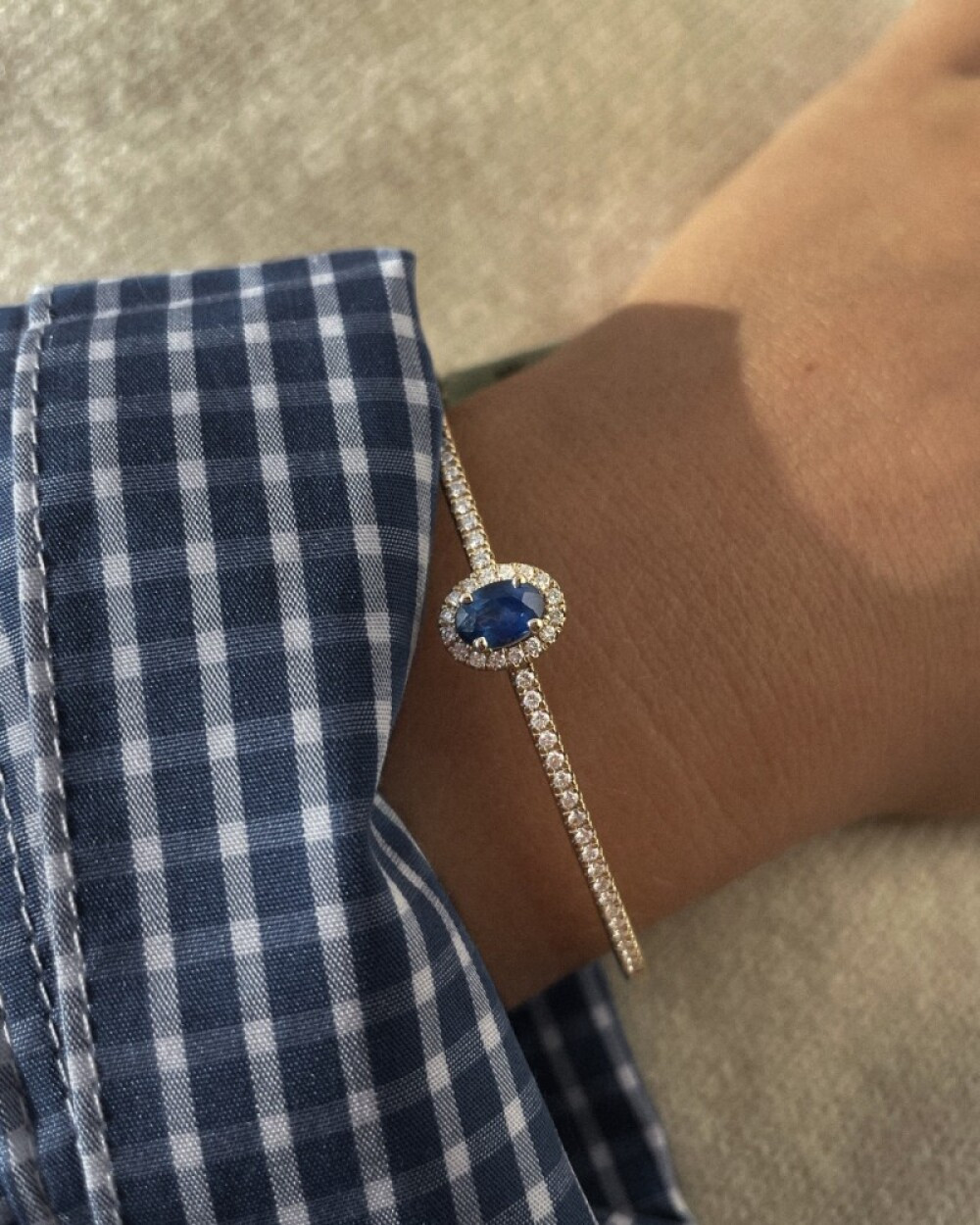 blauwe-saffier-bangle-van-goud-met-briljant-geslepen-diamanten-061-crt-diameter-60-mm