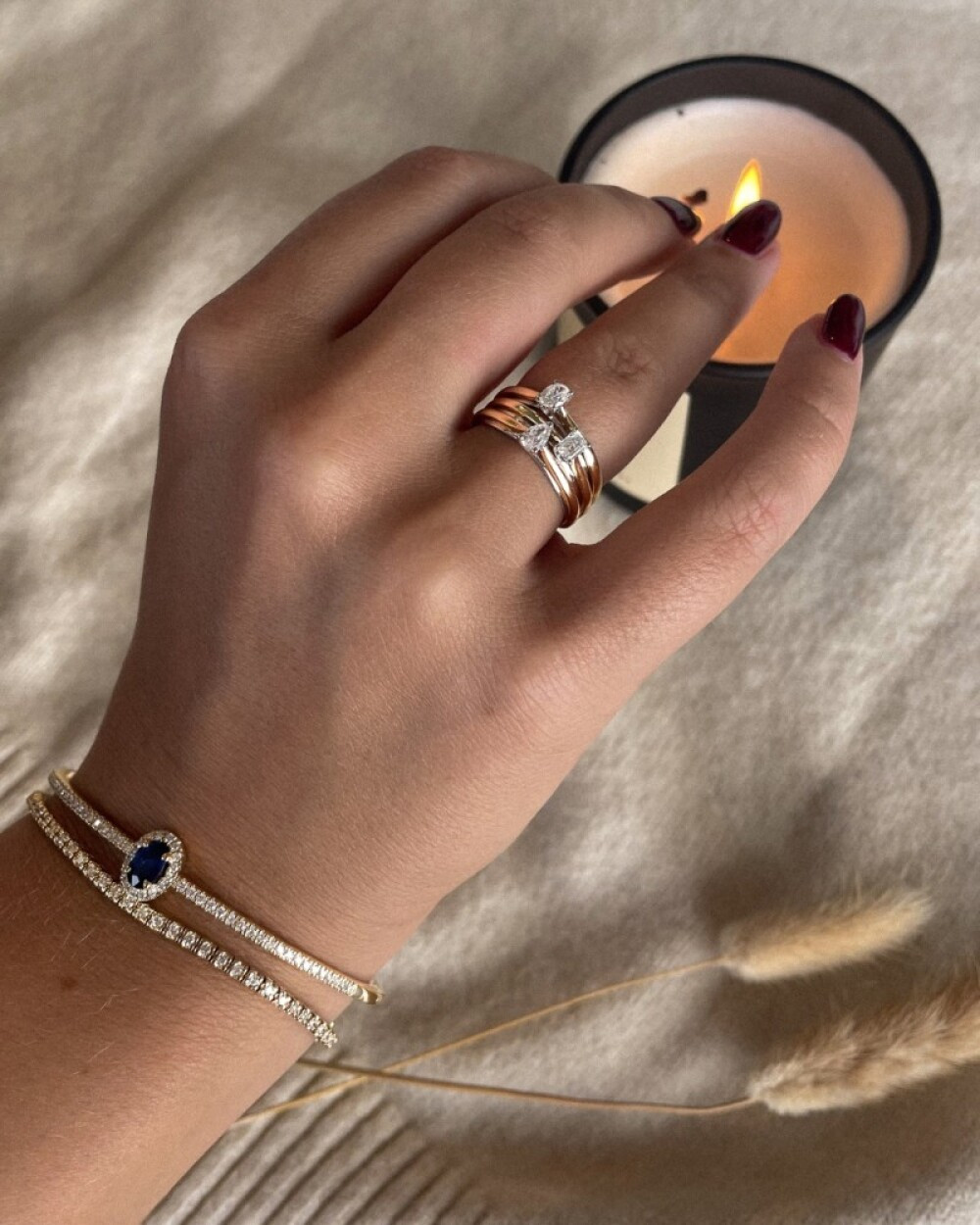 blauwe-saffier-bangle-van-goud-met-briljant-geslepen-diamanten-061-crt-diameter-60-mm