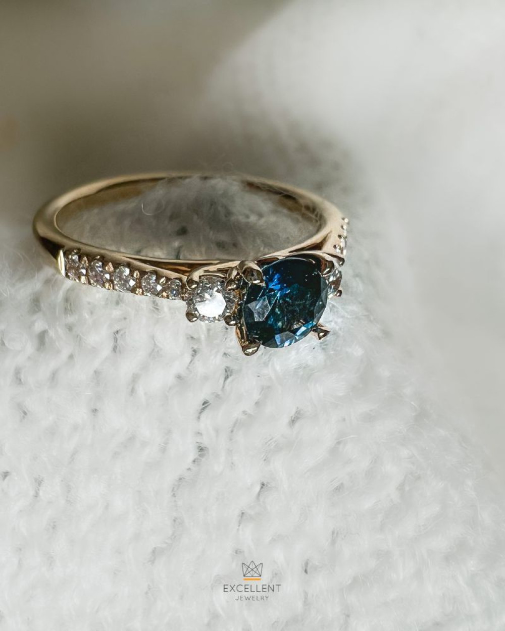 blauwe-saffier-ring-van-goud-met-briljant-geslepen-diamanten-0-26-crt