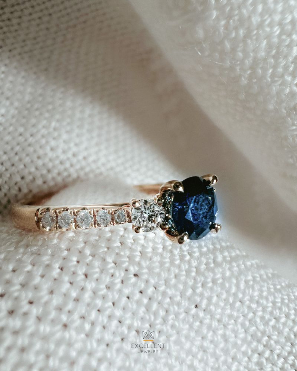 blauwe-saffier-ring-van-goud-met-briljant-geslepen-diamanten-0-26-crt