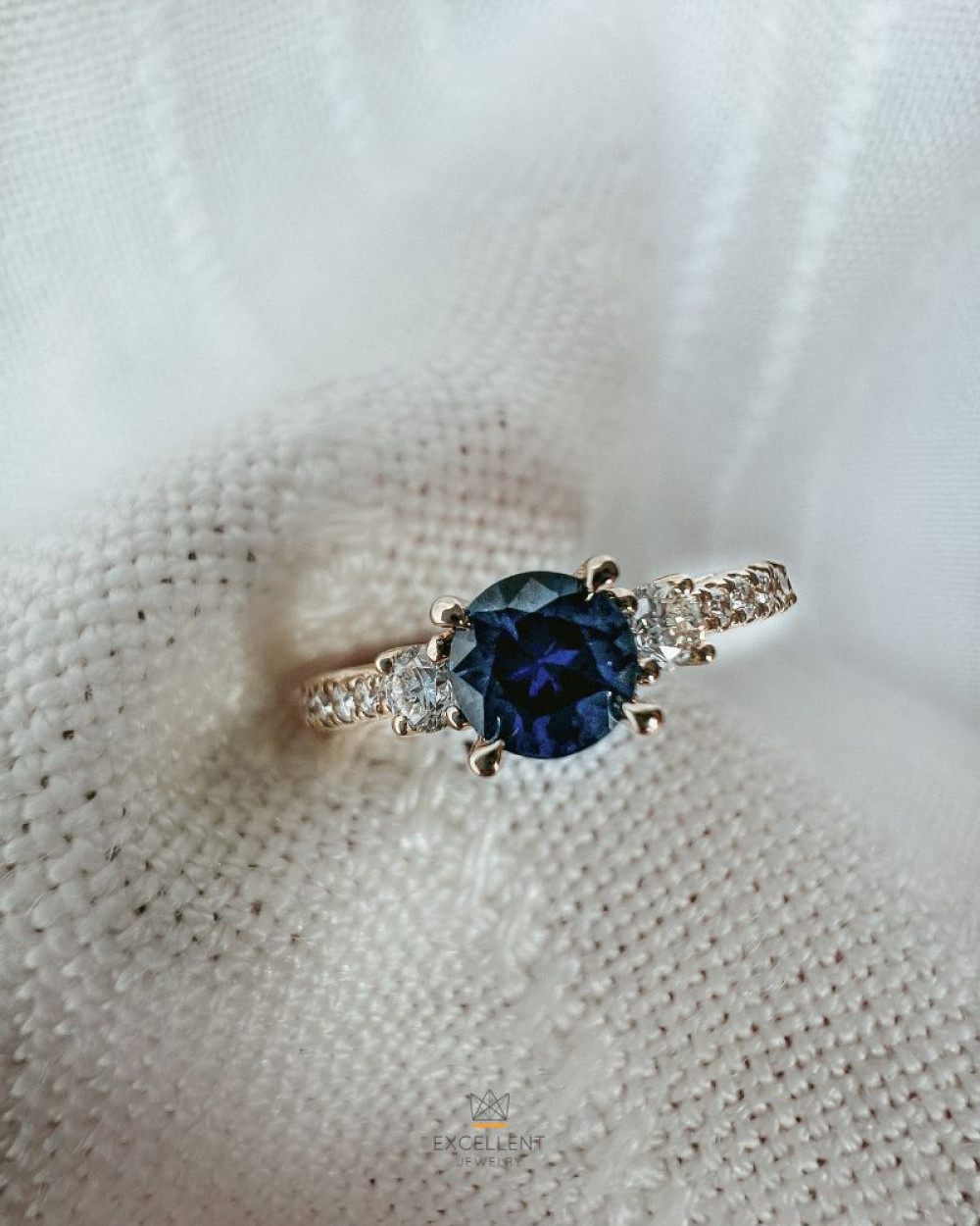 blauwe-saffier-ring-van-goud-met-briljant-geslepen-diamanten-0-26-crt