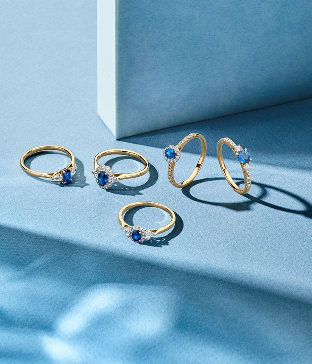 blauwe-saffier-ring-van-goud-met-briljant-geslepen-diamanten-0-26-crt