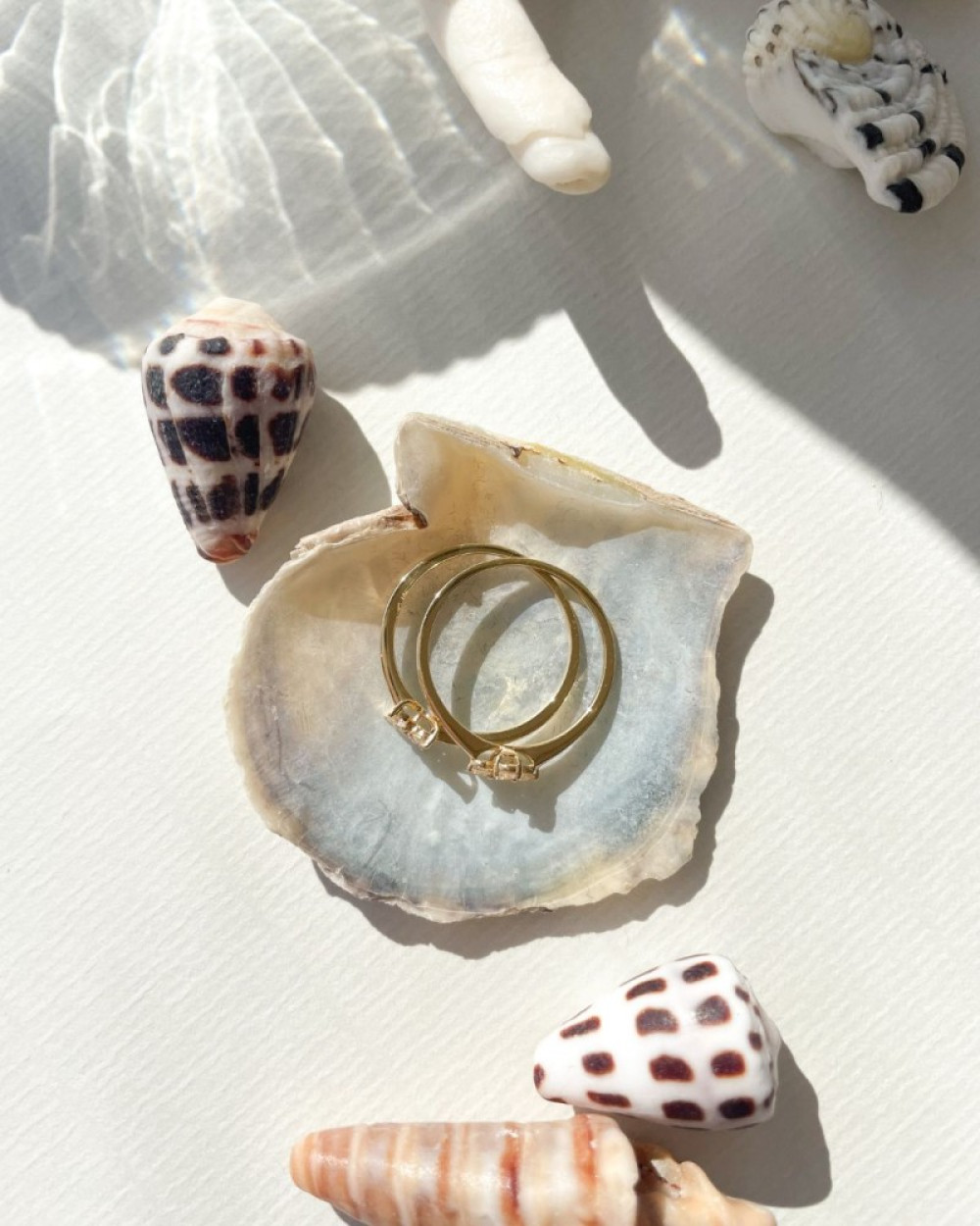 bloemen-ring-van-goud-met-vijf-diamanten-0-17-crt