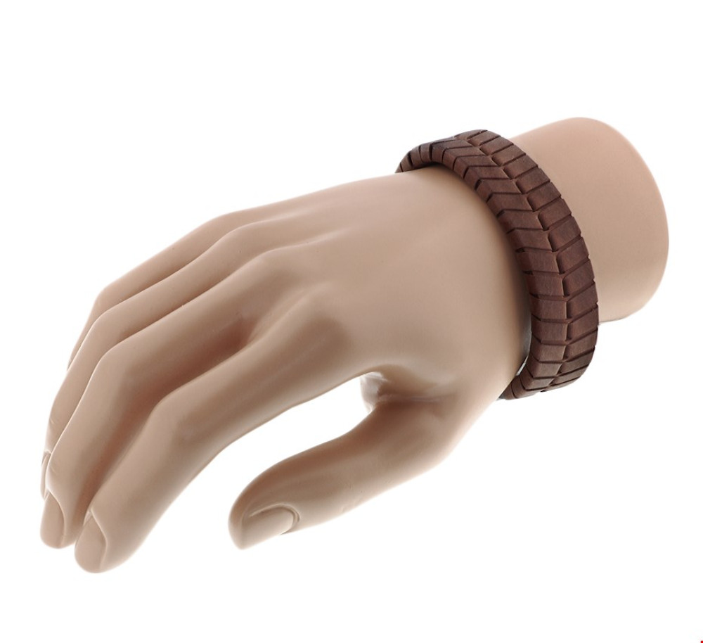 brede-leren-slavenarmband-met-rechthoekig-patroon-en-zilverkleurige-sluiting