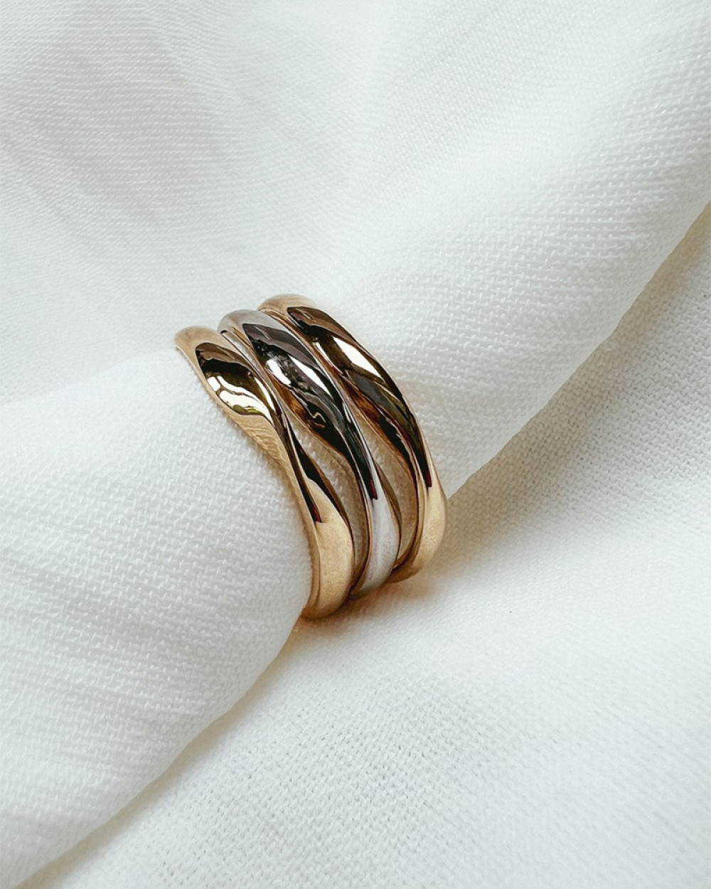 brede-ring-met-twee-gouden-banen-en-witgouden-baan-9-4-mm