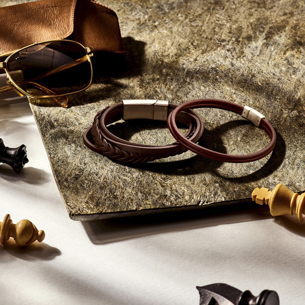 bruine-leren-wikkelarmband-met-zilverkleurige-magneetsluiting