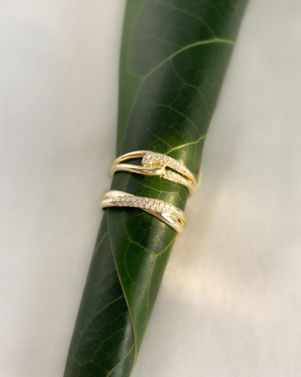 crossover-ring-14-karaat-goud-diamant-transparant-0-15-crt-4-4-mm-breedte
