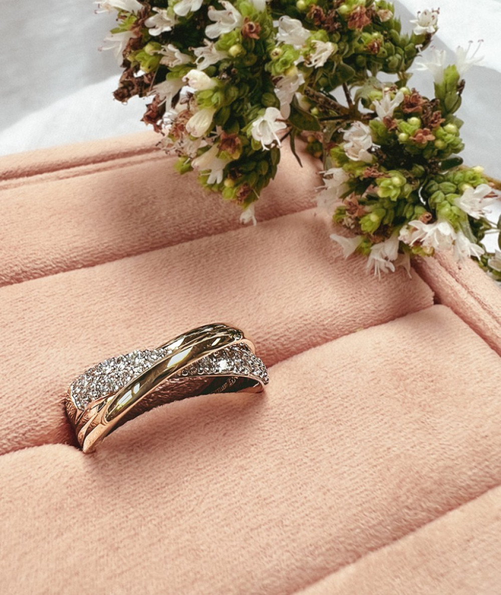 crossover-ring-met-witgouden-diamanten-baan-0-40-crt-en-twee-gouden-banen
