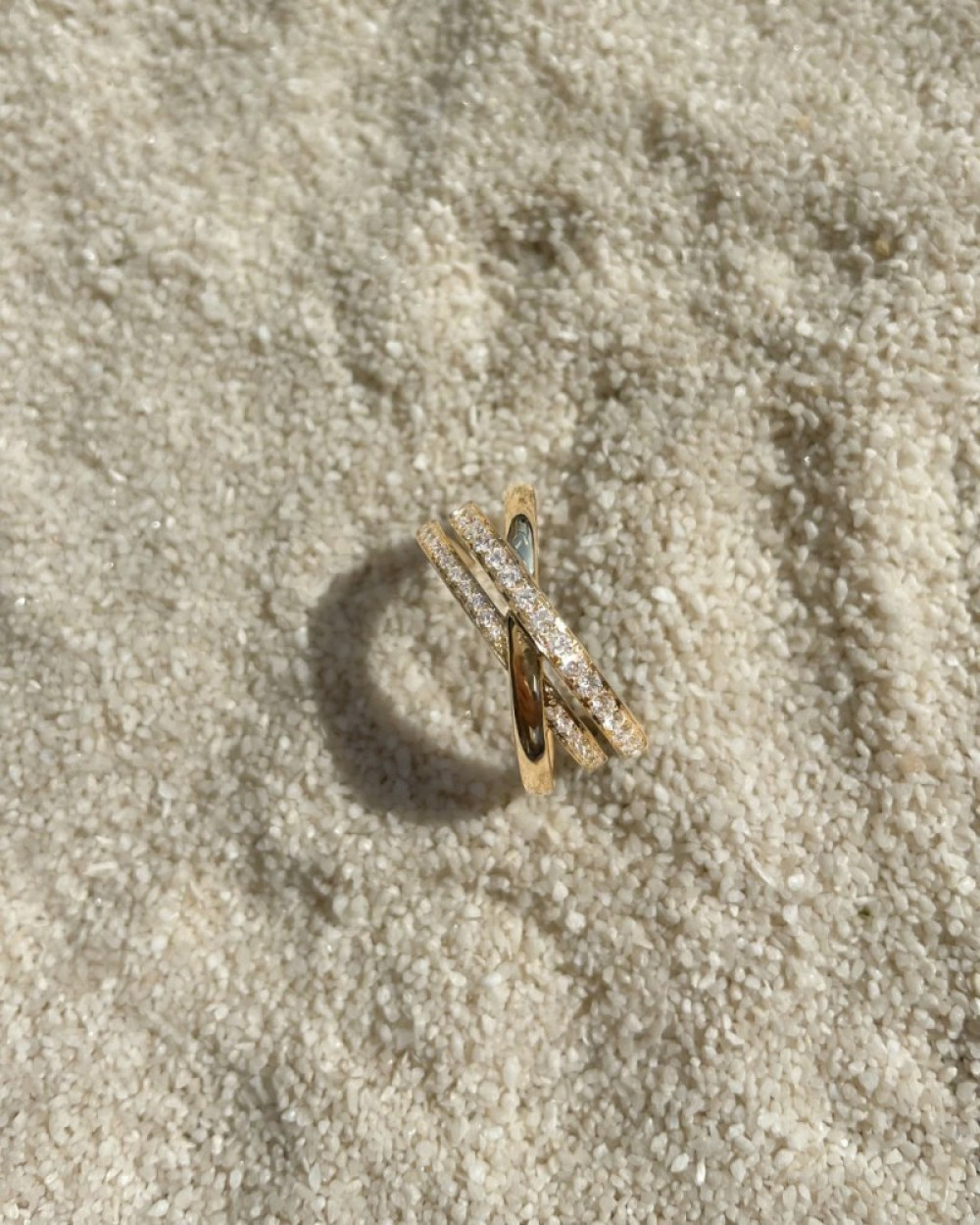 crossover-ring-van-14-karaat-goud-met-twee-diamanten-banen-0-38-crt