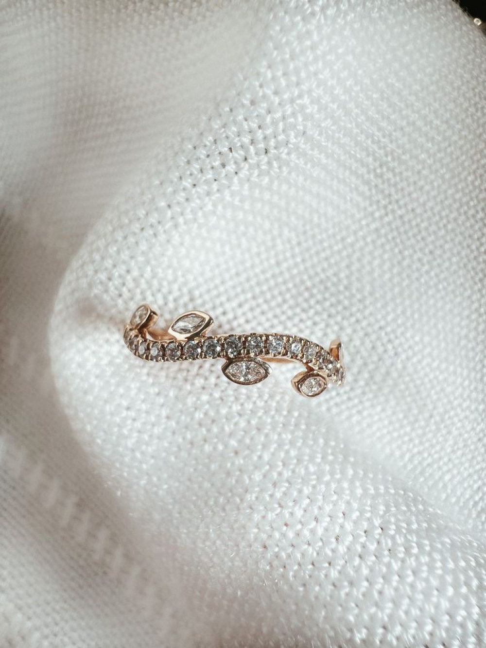 diamanten-schakelring-0-37-crt-met-blaadjes-van-4-8-mm-breed