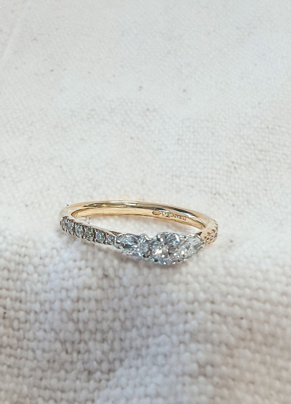 diamanten-trilogy-ring-met-zijstenen-0-51-crt-van-goud-en-3-8-mm-breed