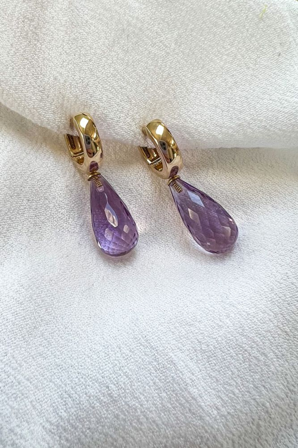 druppel-amethist-oorhangers-goud-29-mm