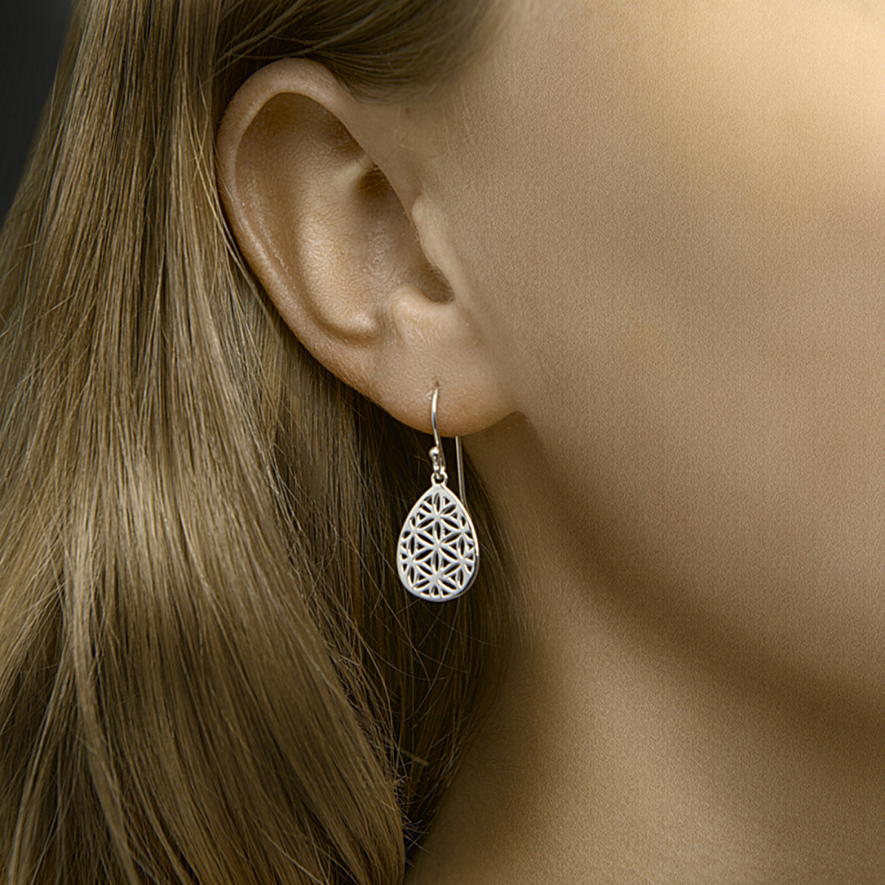 druppelvormige-oorhangers-van-gerhodineerd-zilver-met-bloempatroon-11-5-x-30-mm