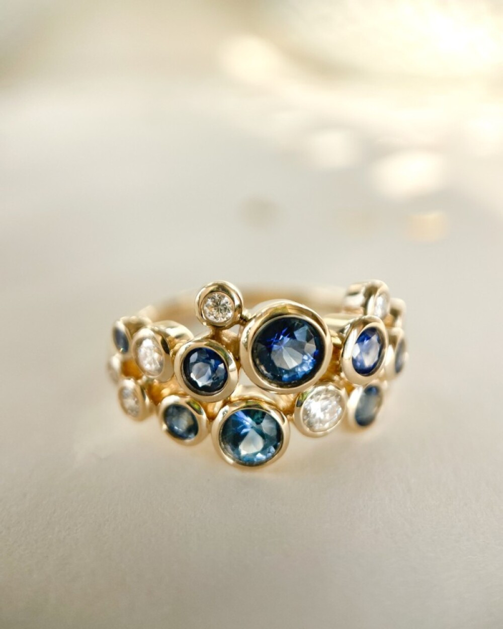 edelsteen-ring-van-goud-met-diamanten-0-29-crt-en-blauwe-saffieren