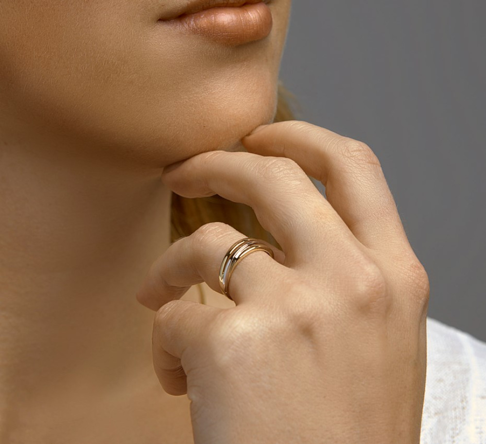 elegante-crossover-ring-van-14-karaat-bicolor-goud-gladde-glanzende-oppervlakken-zonder-stenen