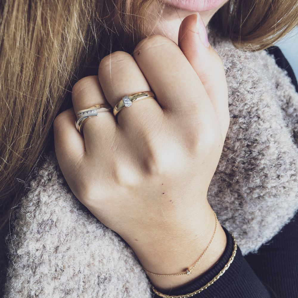 elegante-pave-crossover-ring-van-14-karaat-bicolor-goud-met-diamanten-in-moderne-stijl