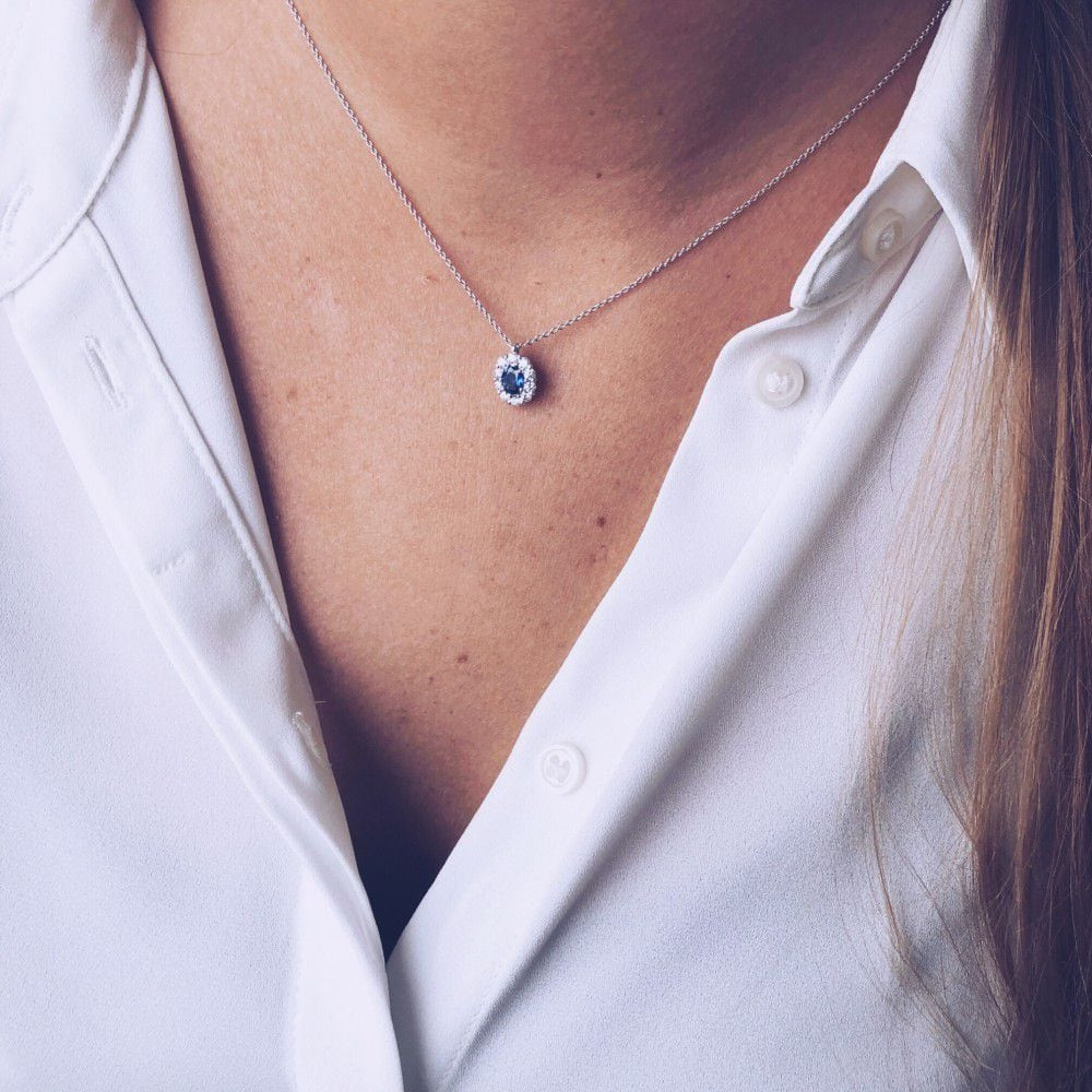 entourage-collier-met-saffier-en-diamant-0-25-crt-witgoud-lengte-verstelbaar-40-42-cm